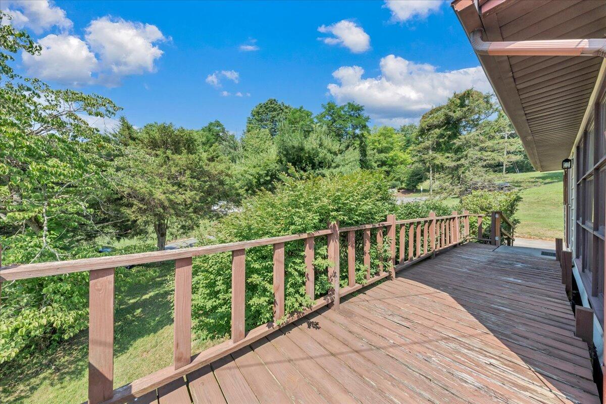201 Long Avenue Covington, VA 24426 - Photo 27 of 43 a balcony with wooden floor and fence