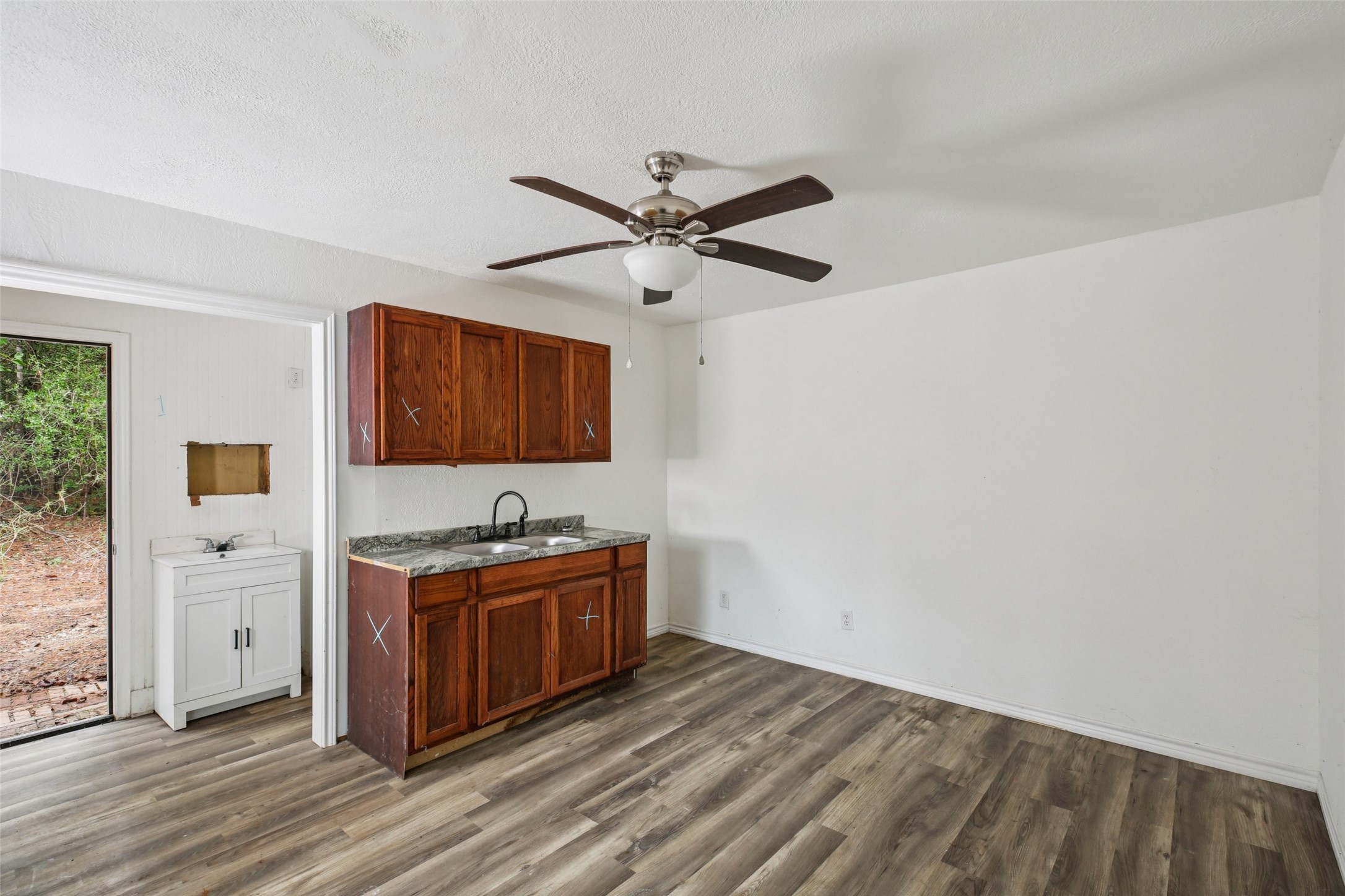 242 Bishop Street Livingston, TX 77351 - Photo 7 of 42