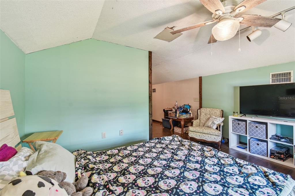 19708 Bower Road Dade City, FL 33523 - Photo 66 of 84 a bedroom with a bed and flat screen tv