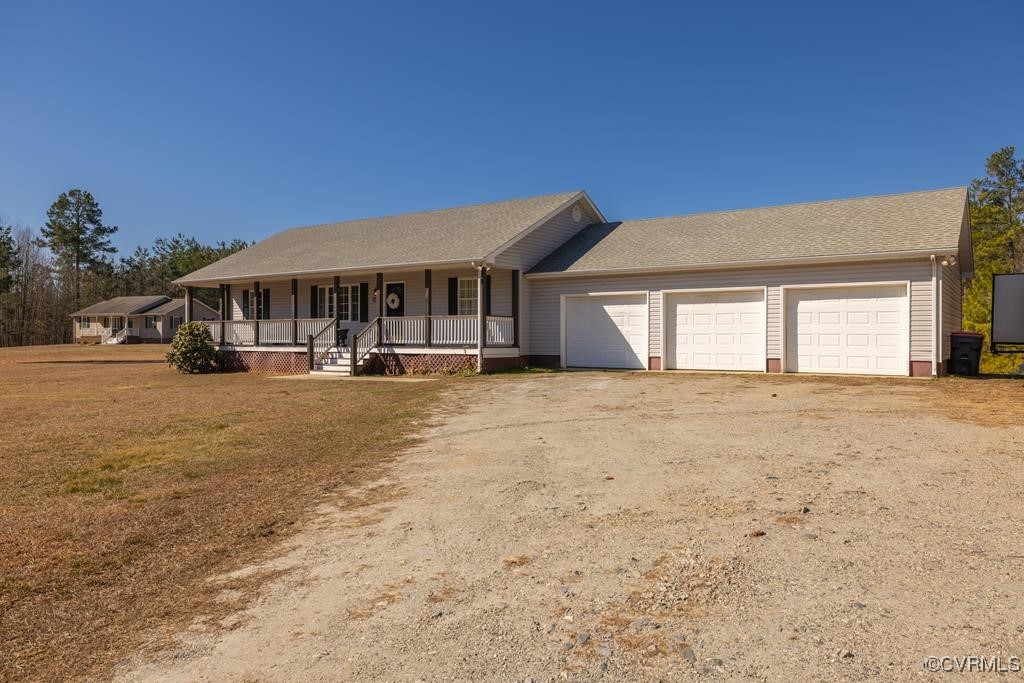 Ranch-style house featuring an attached garage, di