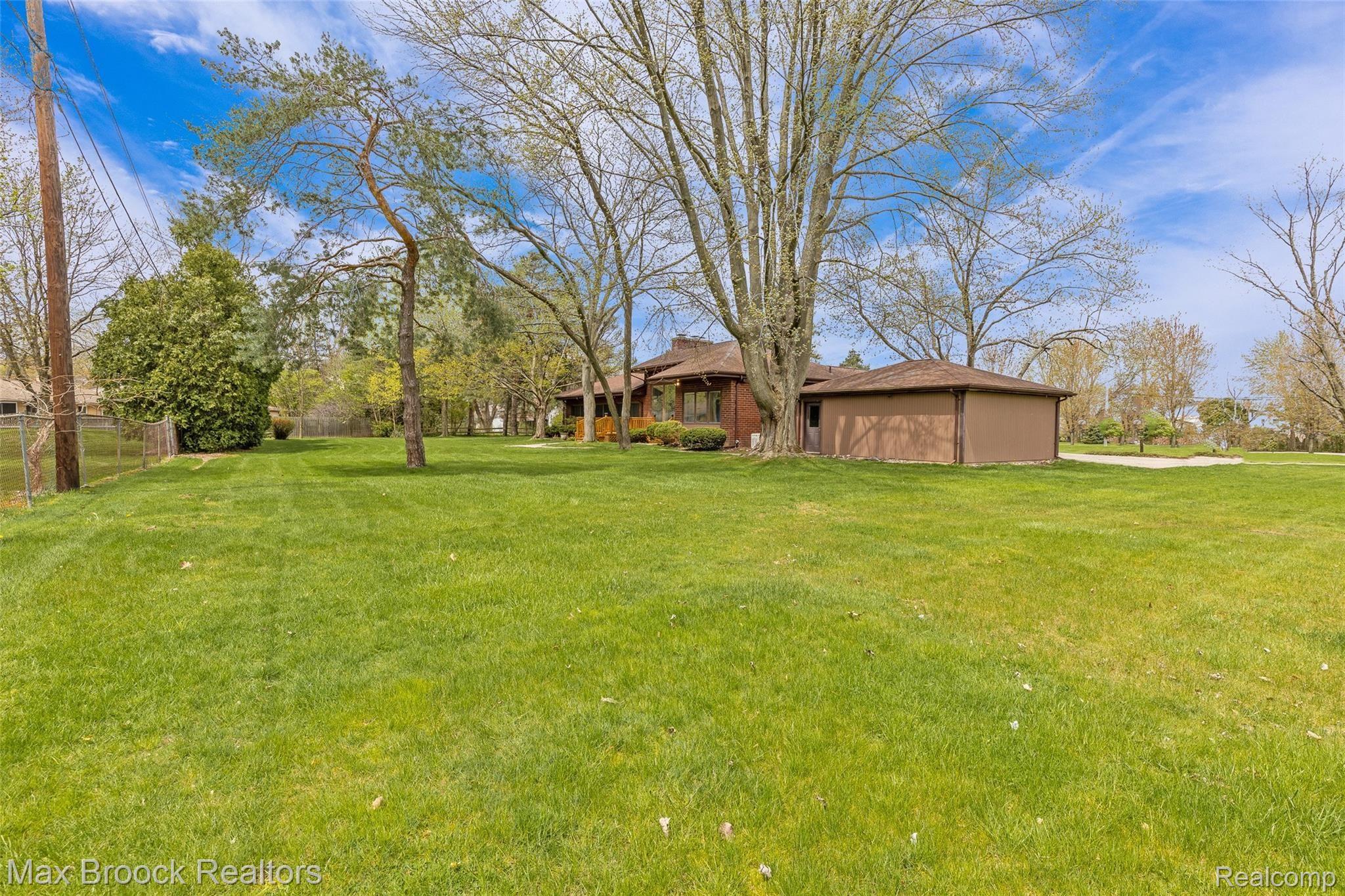 2355 West Wattles Road Troy, MI 48098 - Photo 12 of 53 2355 W Wattles-11.jpg