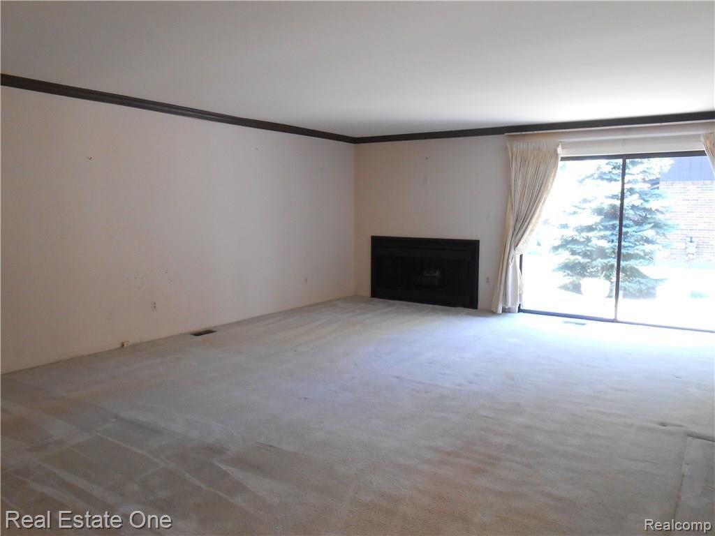 29346 Wellington Road West Southfield, MI 48034 - Photo 5 of 27
