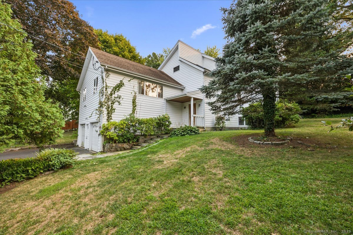 a view of a house with a yard