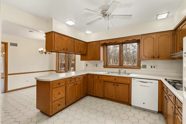 $330,000 | 30 Strauss Lane, Olympia Fields, IL 60461