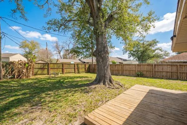 a view of a backyard