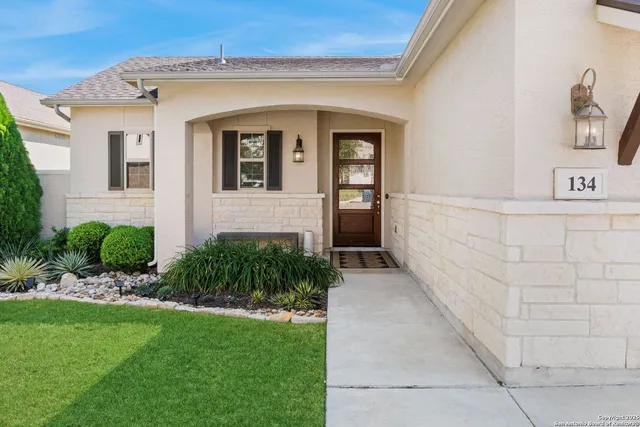 a view of house with garden