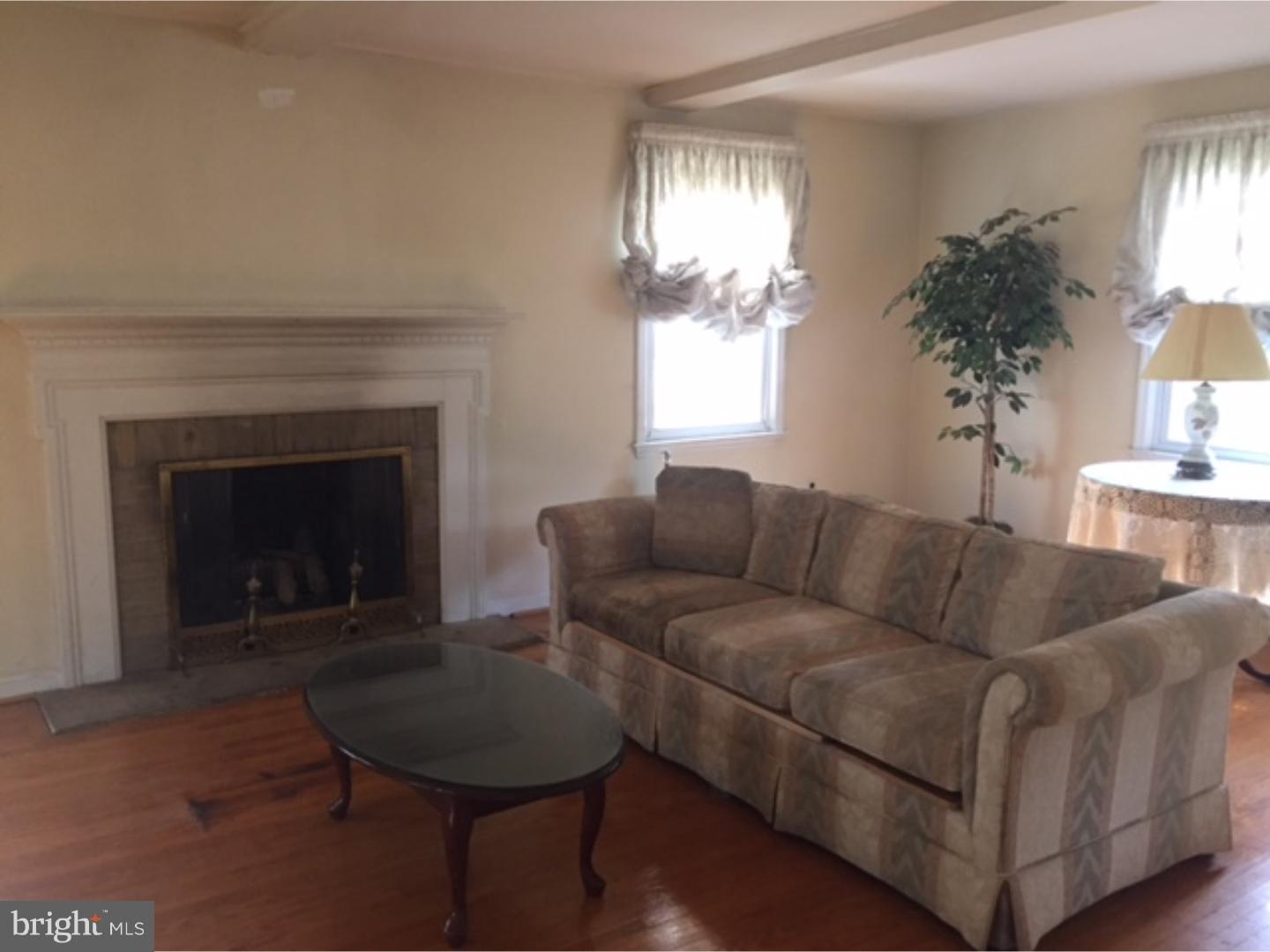 810 Hilltop Road Cinnaminson, NJ 08077 - Photo 2 of 13 Living Room