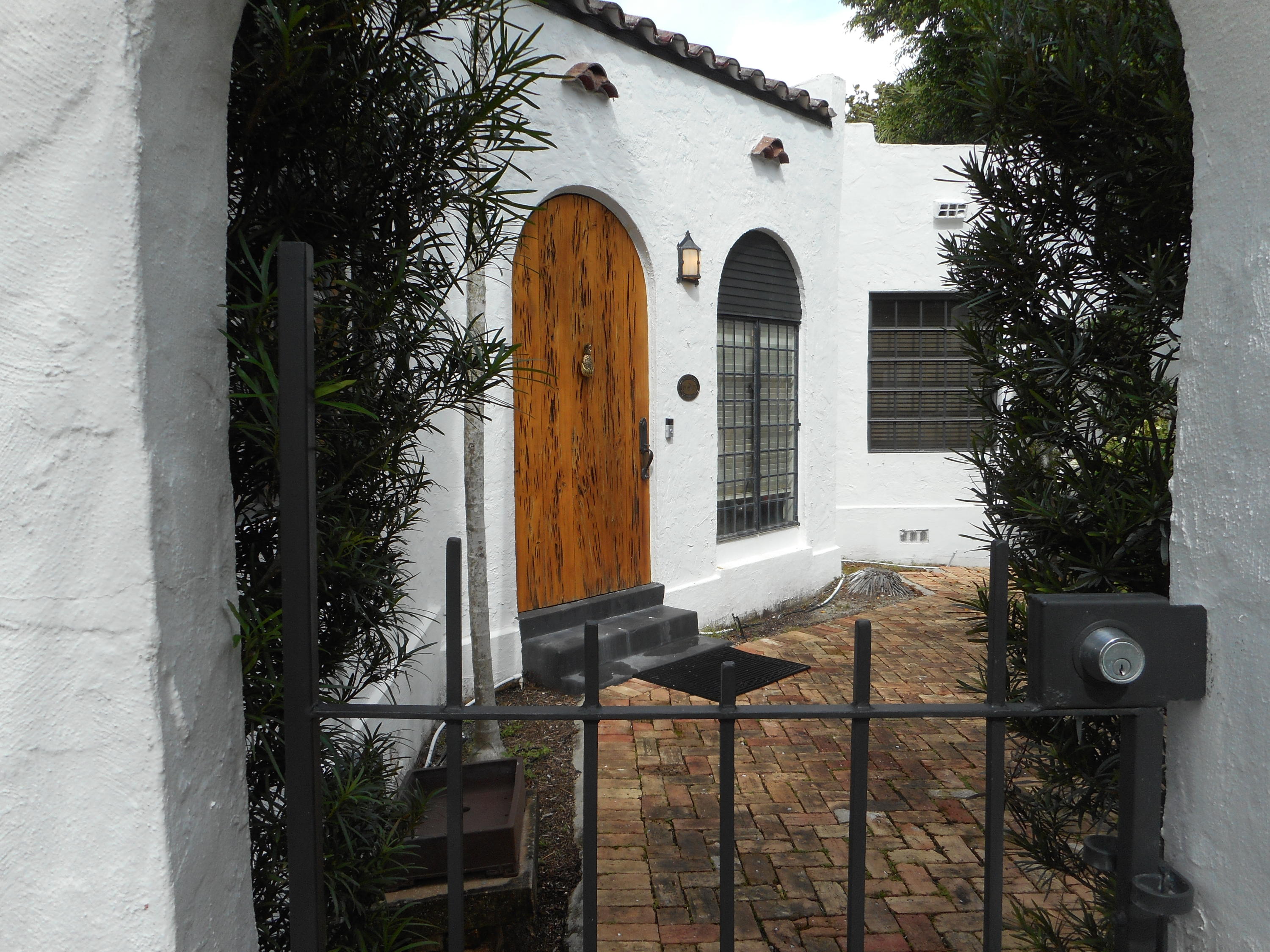 709 Avon Road West Palm Beach, FL 33401 - Photo 3 of 27 Courtyard Entry