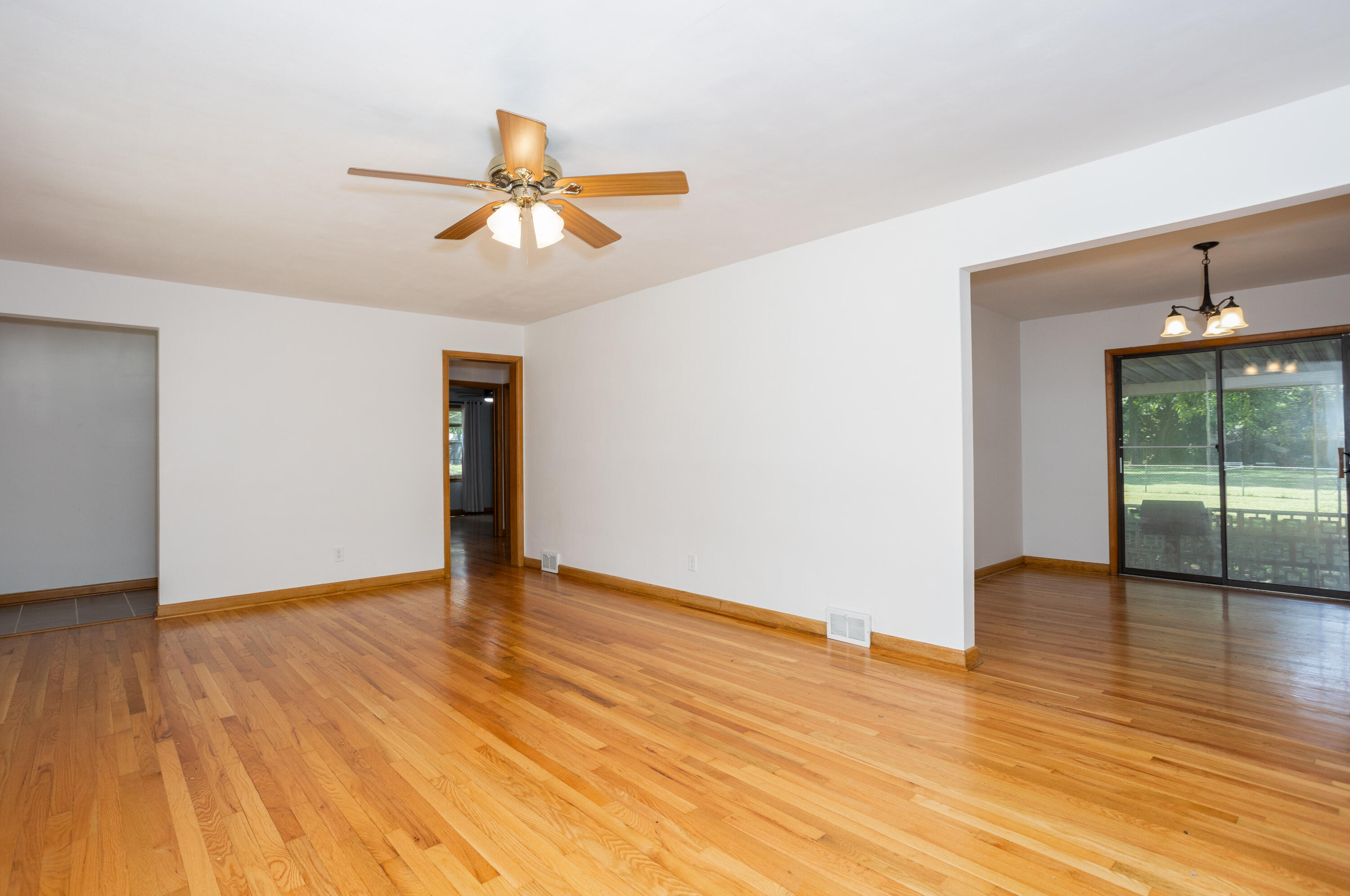 2123 South Prairie Lane Springfield, MO 65804 - Photo 3 of 27 003 (2)