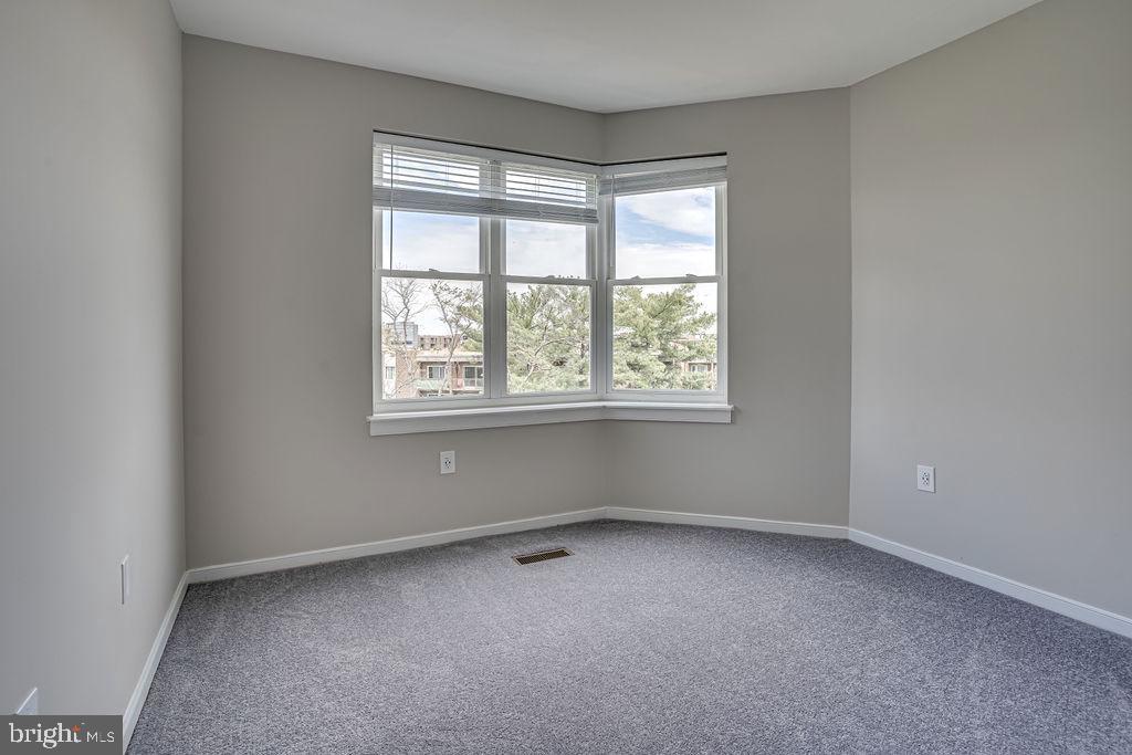 301 South Reynolds Street, Unit 607 Alexandria, VA 22304 - Photo 13 of 16 an empty room with a window