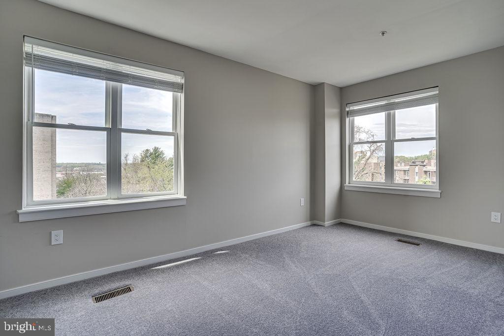 301 South Reynolds Street, Unit 607 Alexandria, VA 22304 - Photo 10 of 16 an empty room with a window