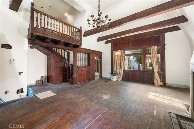 a view of an entryway with a livingroom