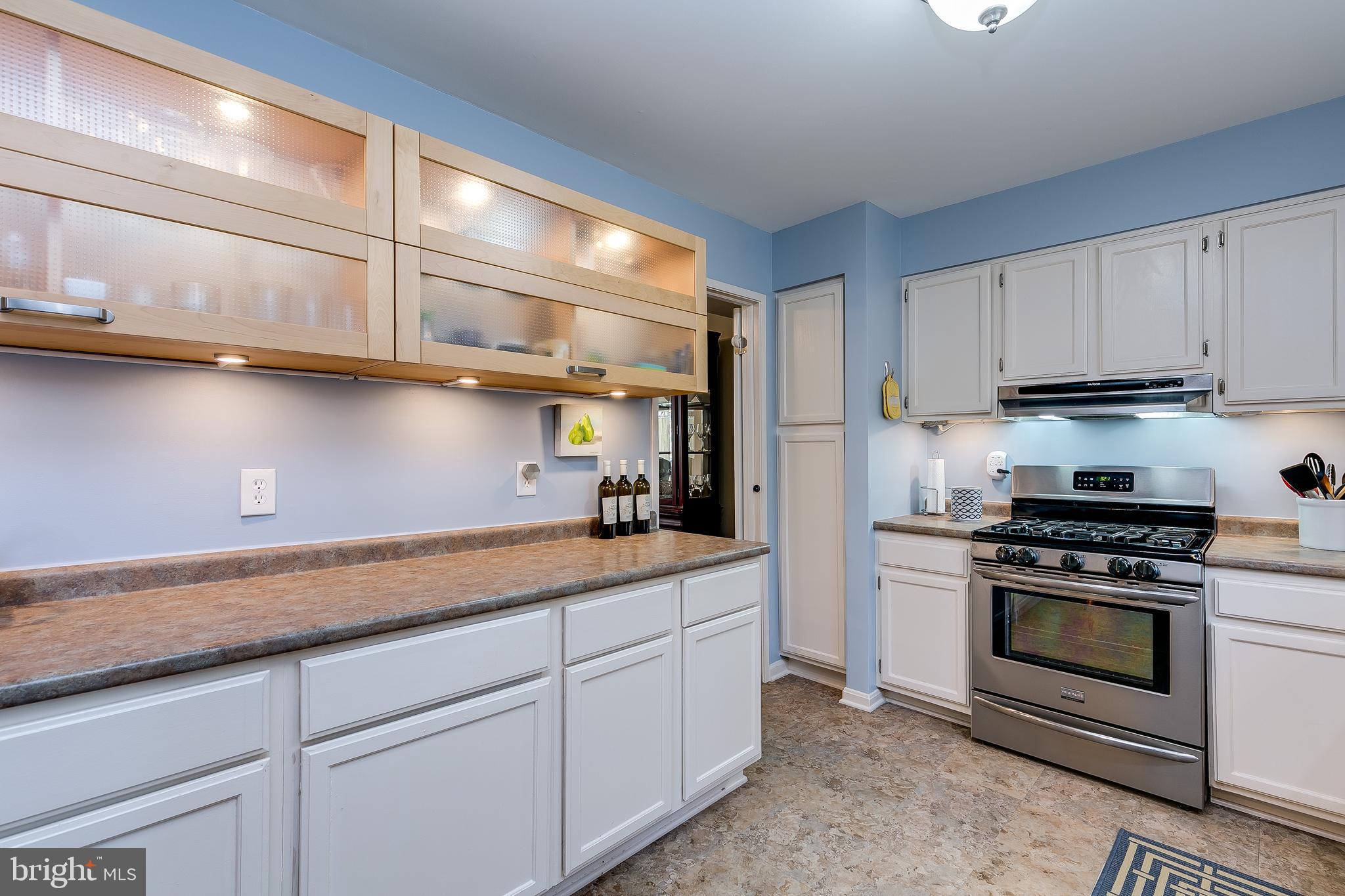 1589 Inlet Court Reston, VA 20190 - Photo 10 of 36 Gas cooking and extra cabinetry