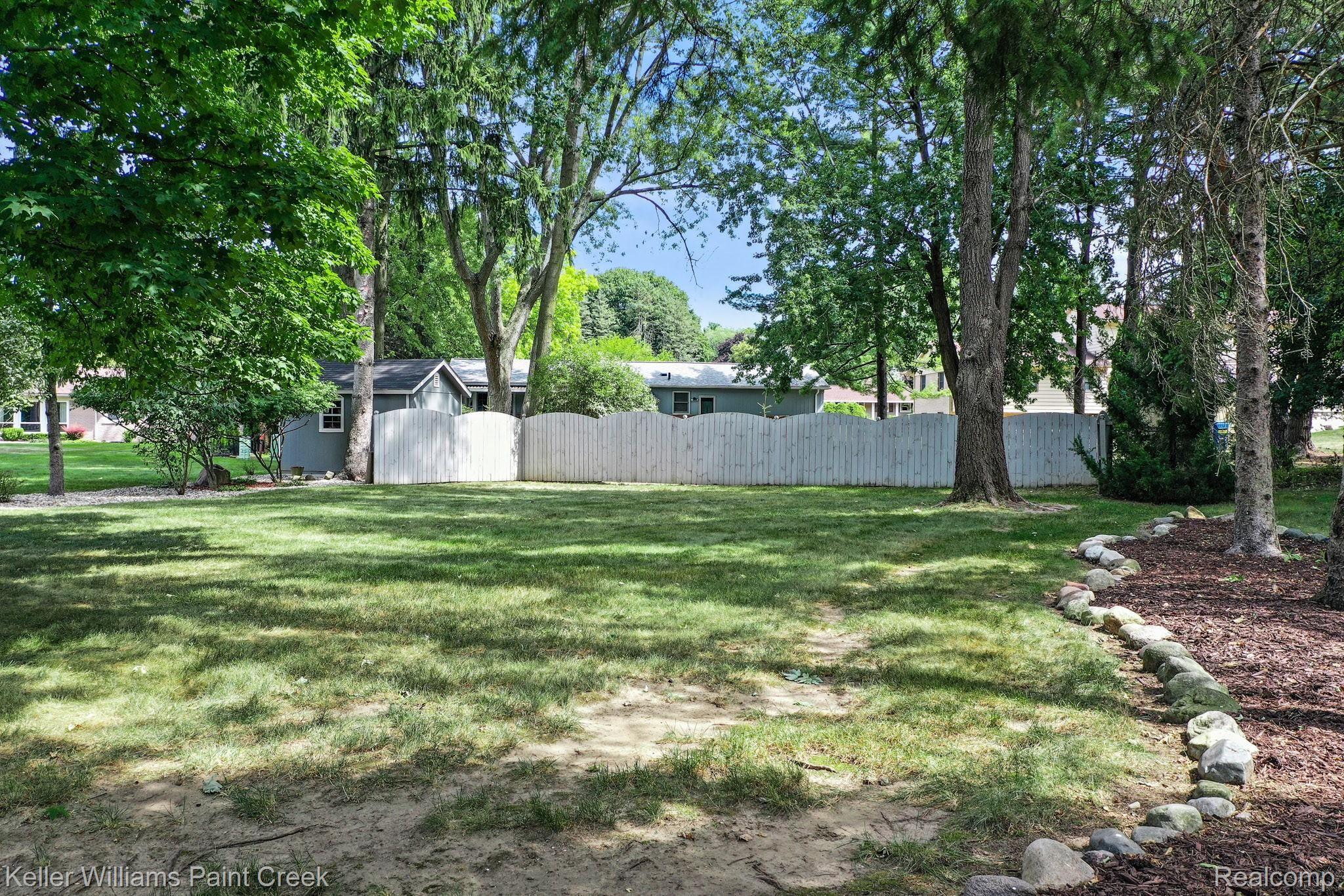 828 Fieldstone Drive Rochester, MI 48309 - Photo 8 of 42 Large open space for play