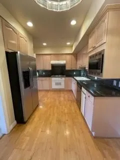 en empty room with windows and ceiling fan