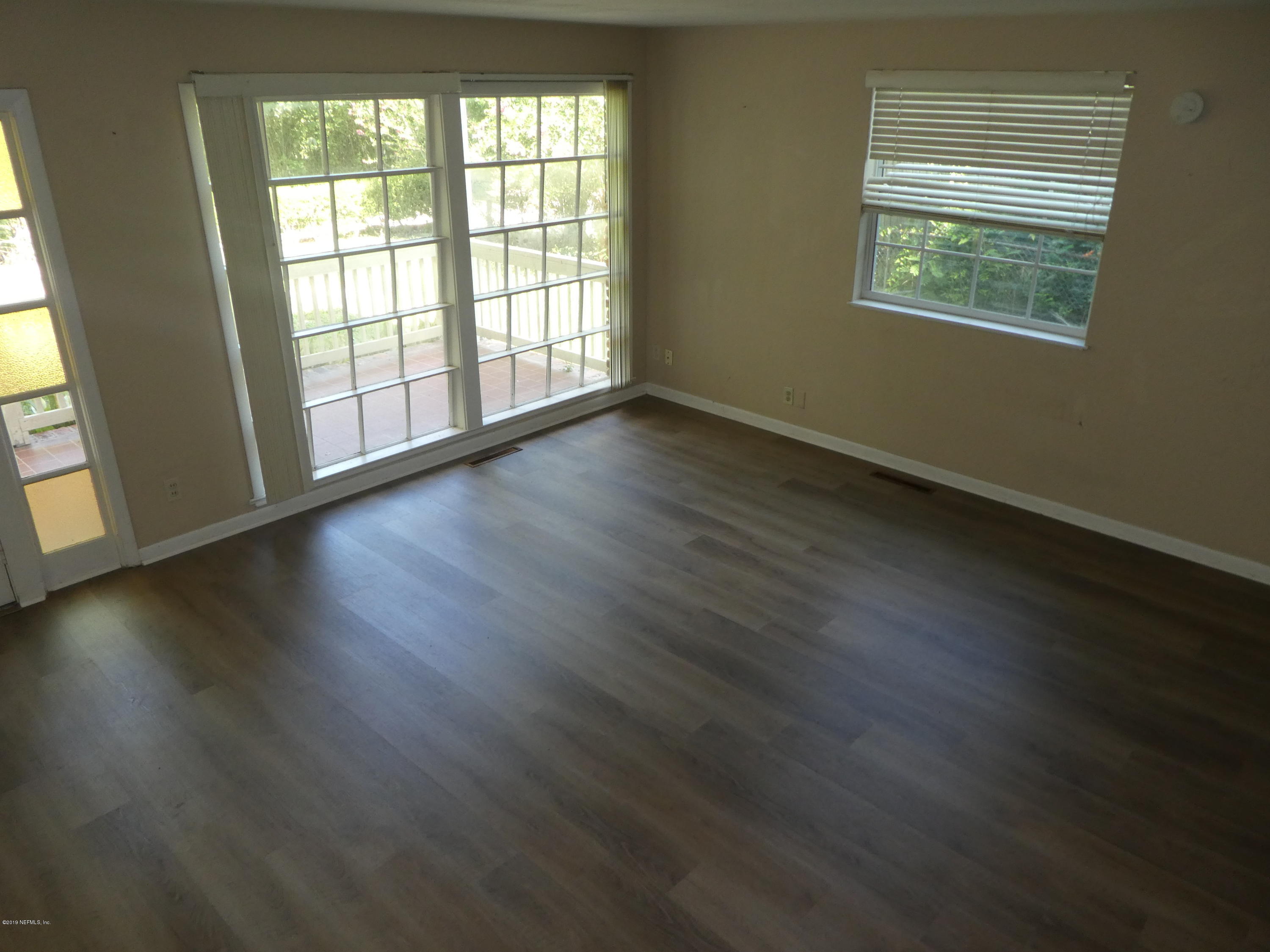 1687 Glendale Road Jacksonville, FL 32216 - Photo 6 of 16 Living Room