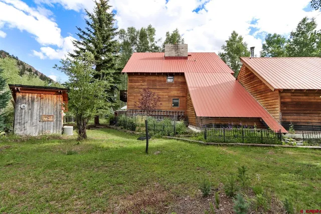 a view of a house with backyard and porch
