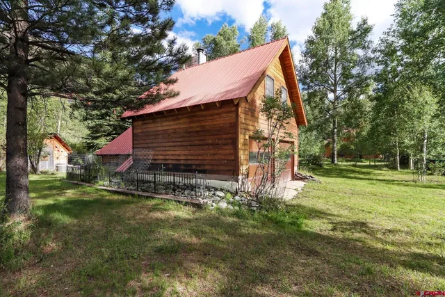 a view of a yard with plants