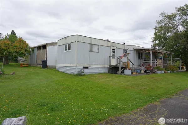 a view of a back yard of the house