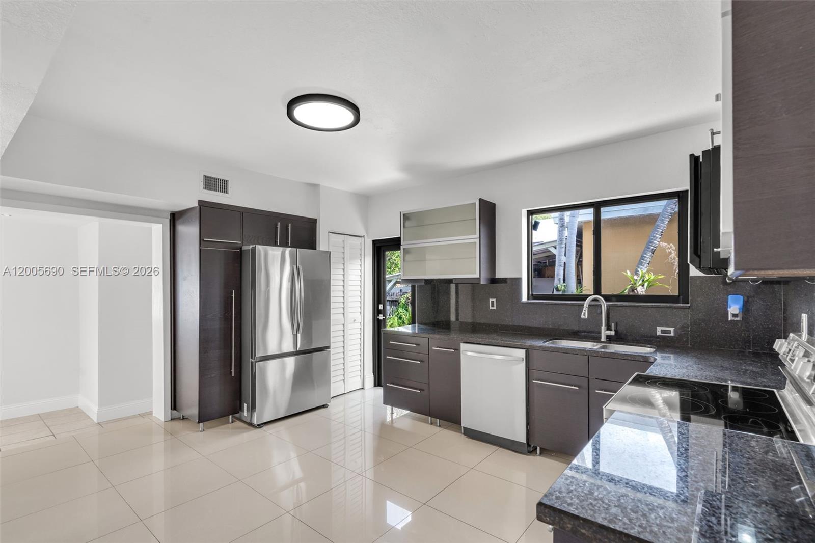 944 Southwest 10th Avenue Miami, FL 33130 - Photo 5 of 37