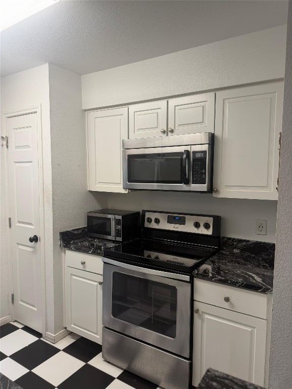3600 Jeanetta Street, Unit 804 Houston, TX 77063 - Photo 4 of 26 a kitchen with stainless steel appliances granite countertop white cabinets and black appliances