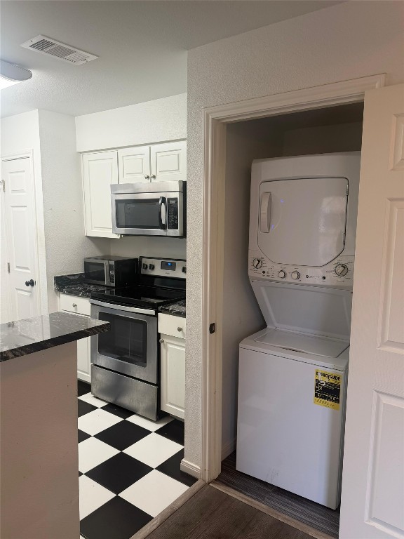 3600 Jeanetta Street, Unit 804 Houston, TX 77063 - Photo 5 of 26 a kitchen with a stove and a microwave