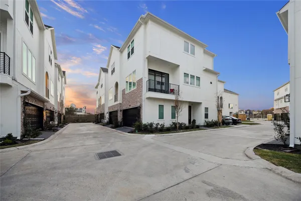 $3,300 | 3075 Hicks Street, Houston, TX 77007