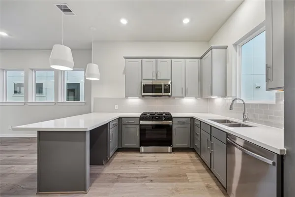 $3,300 | 3075 Hicks Street, Houston, TX 77007