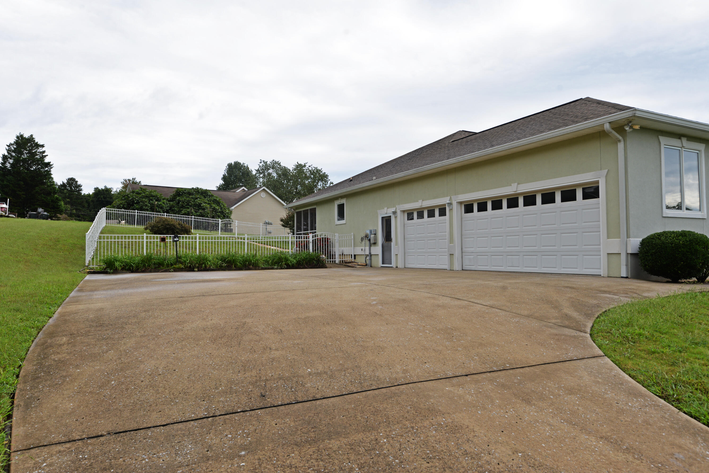 2157 South Shore Acres Road Soddy Daisy, TN 37379 - Photo 35 of 37 Garage exterior