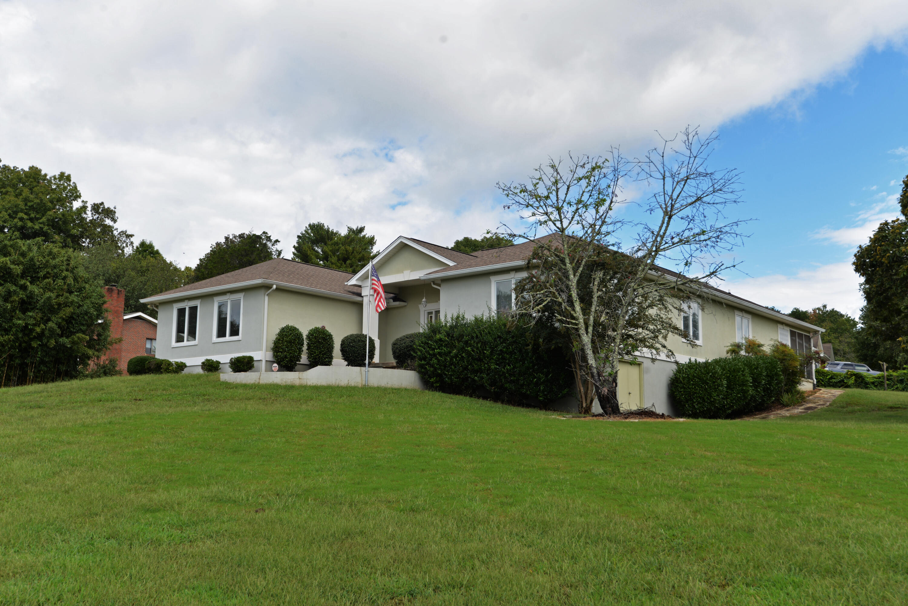 2157 South Shore Acres Road Soddy Daisy, TN 37379 - Photo 4 of 37 Front right (close)
