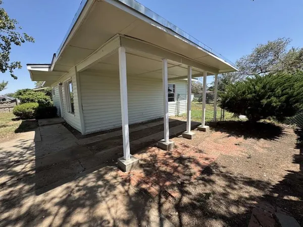 $949 | 904 East Stanford Street, Lubbock, TX 79403