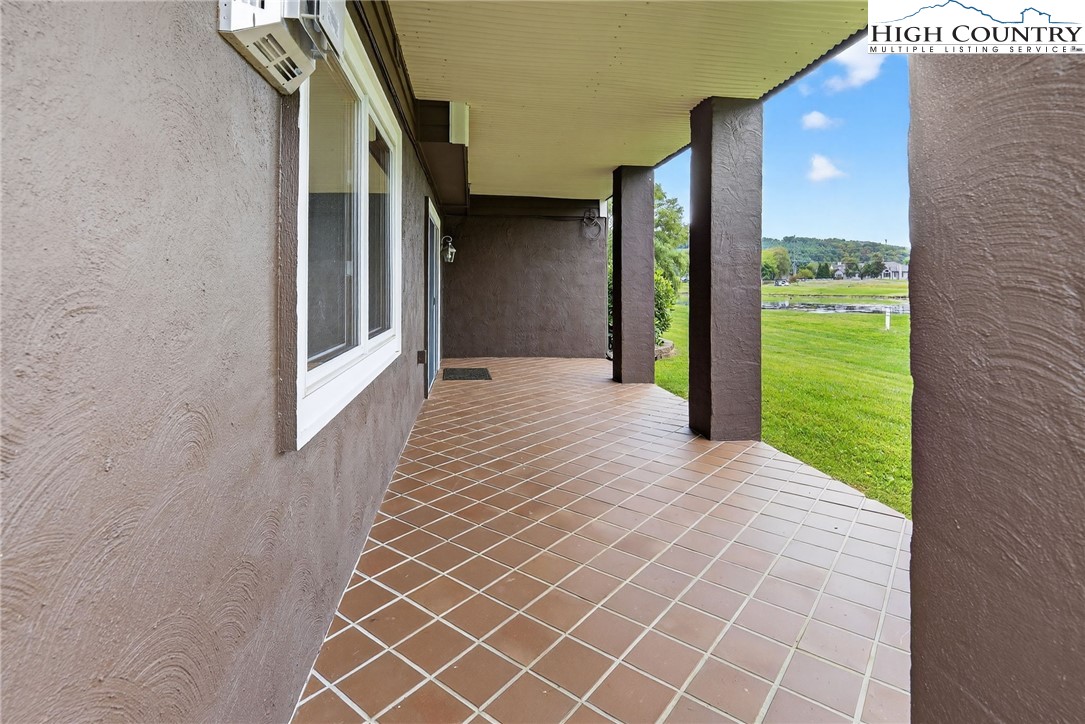 233 Lakeview Place, Unit D2 Jefferson, NC 28640 - Photo 45 of 49 a view of an entryway