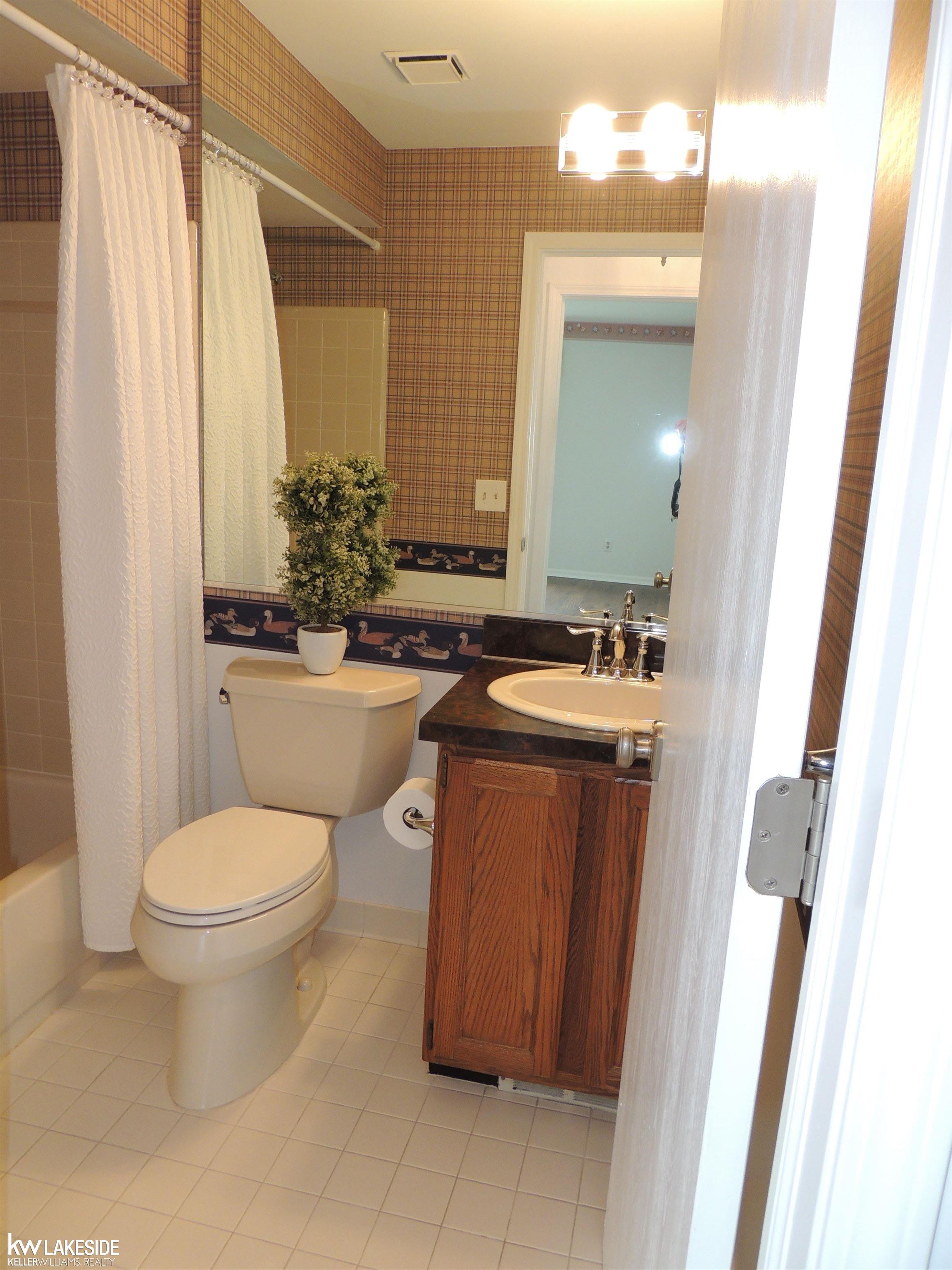 1600 Stonecrest Drive Rochester, MI 48307 - Photo 18 of 36 50168703-ddae5cb7-4851-46b9-bfc1-cfc0336e7341.JPG