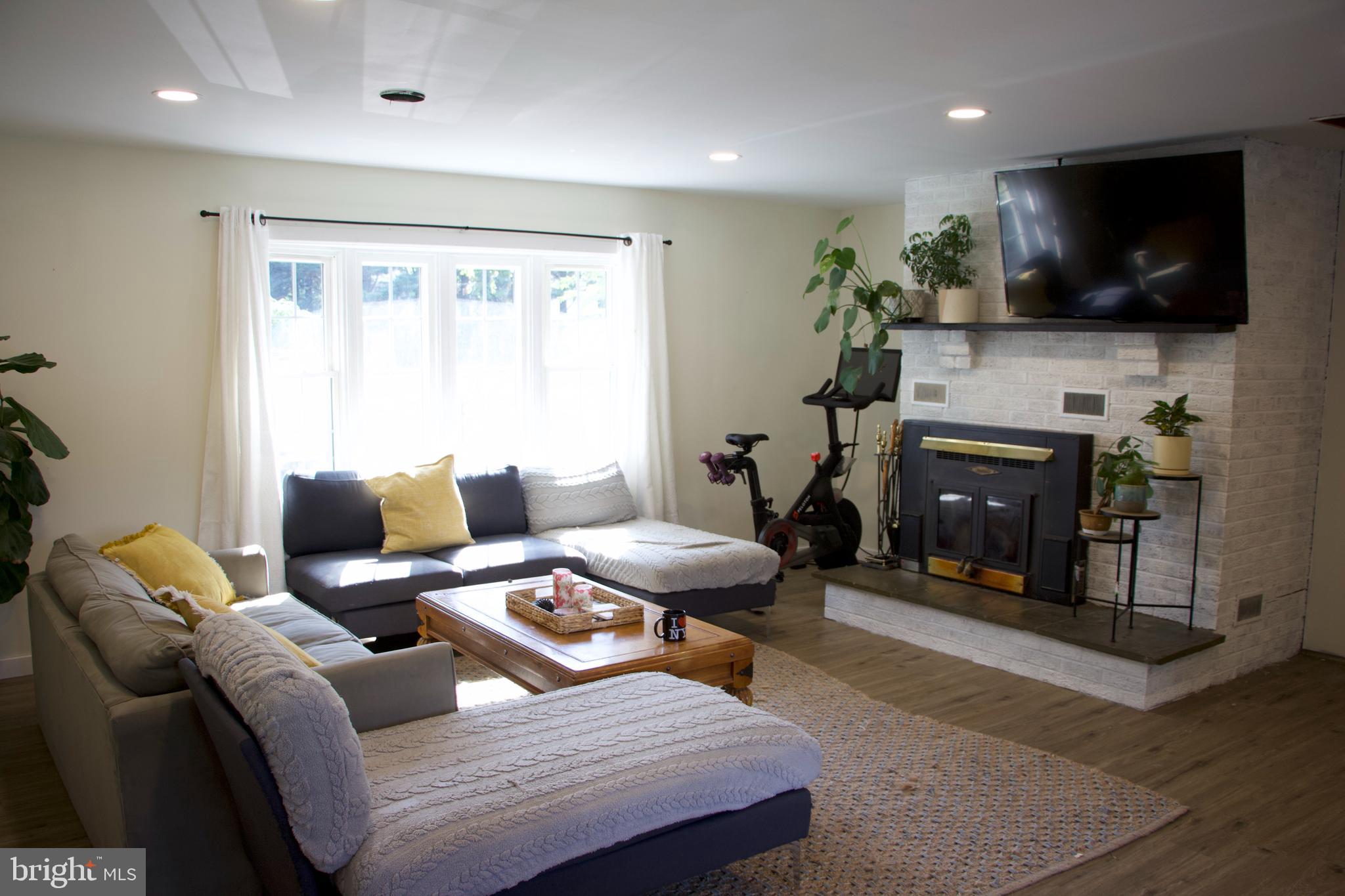 7120 Linganore Road Frederick, MD 21701 - Photo 13 of 26 Family room