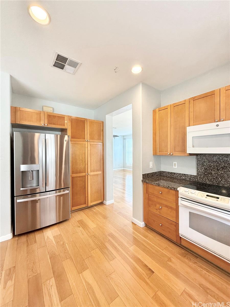 580 Lunalilo Home Road, Unit B340 Honolulu, HI 96825 - Photo 7 of 21 a large kitchen with granite countertop a stove and a refrigerator