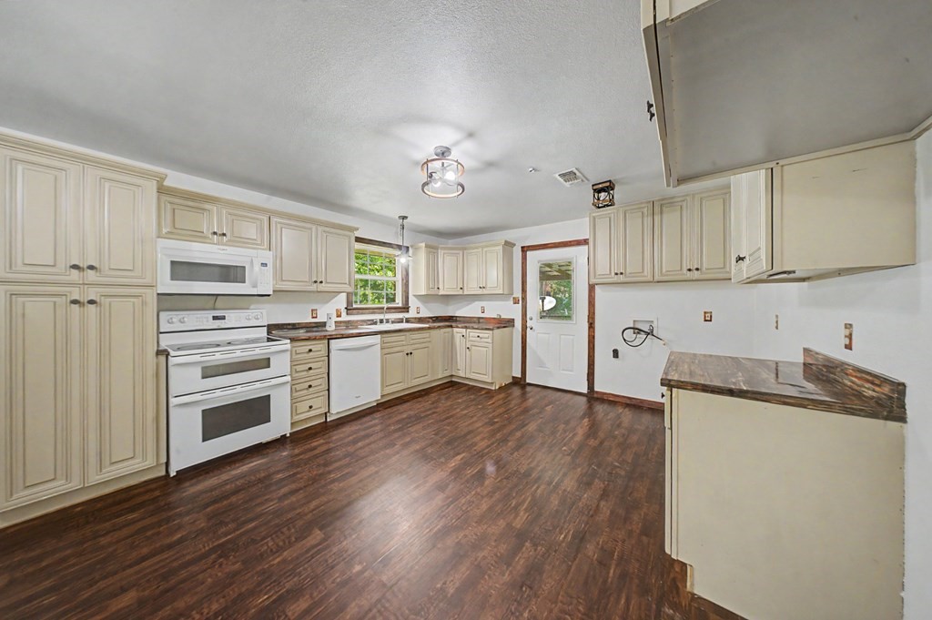 508 Miller Street Broaddus, TX 75929 - Photo 8 of 17