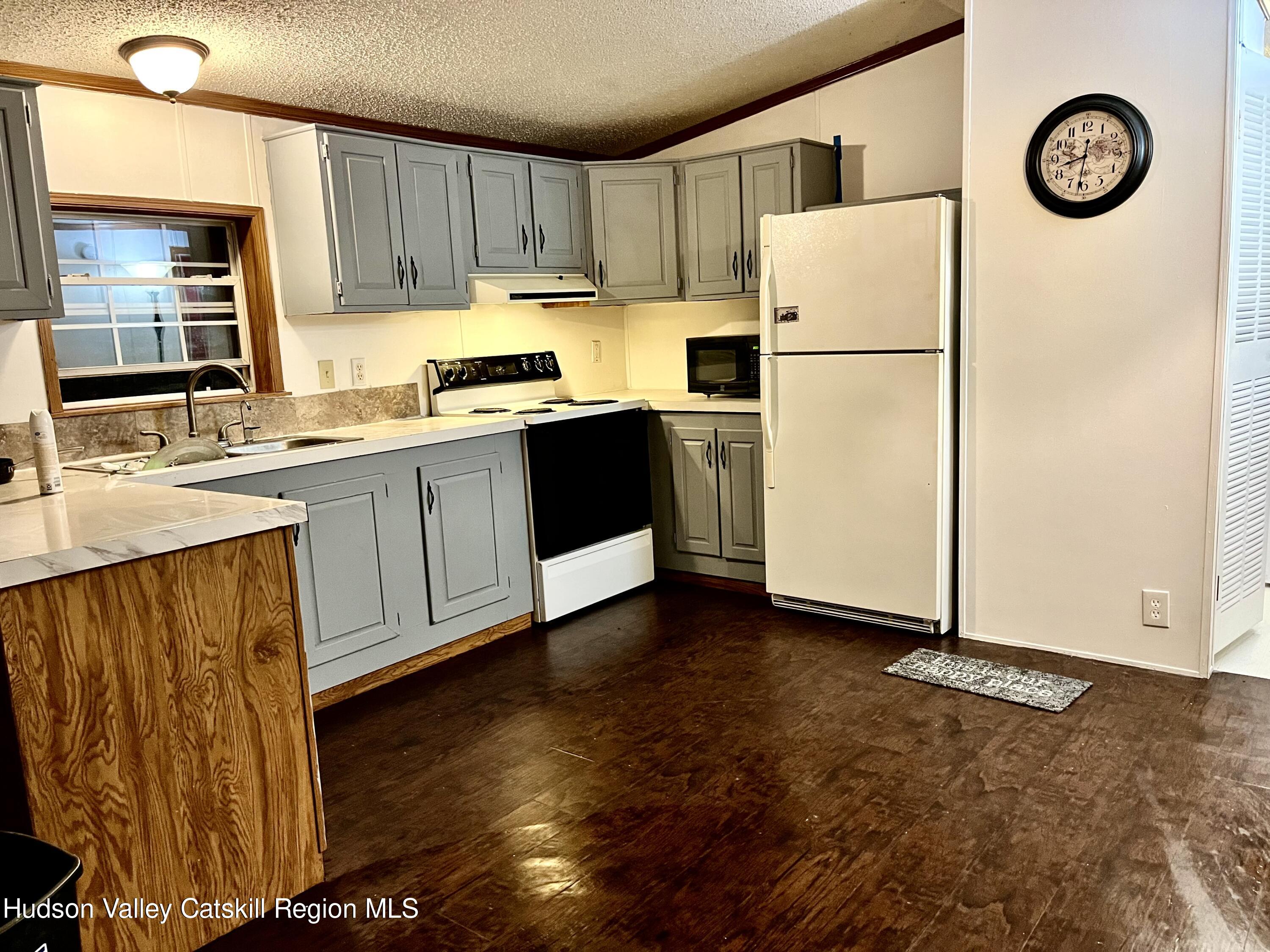 182 River Road, Unit CORNER SPRINGTOWN & RIVER Rosendale, NY 12561 - Photo 3 of 7 182 RR Kitchen view