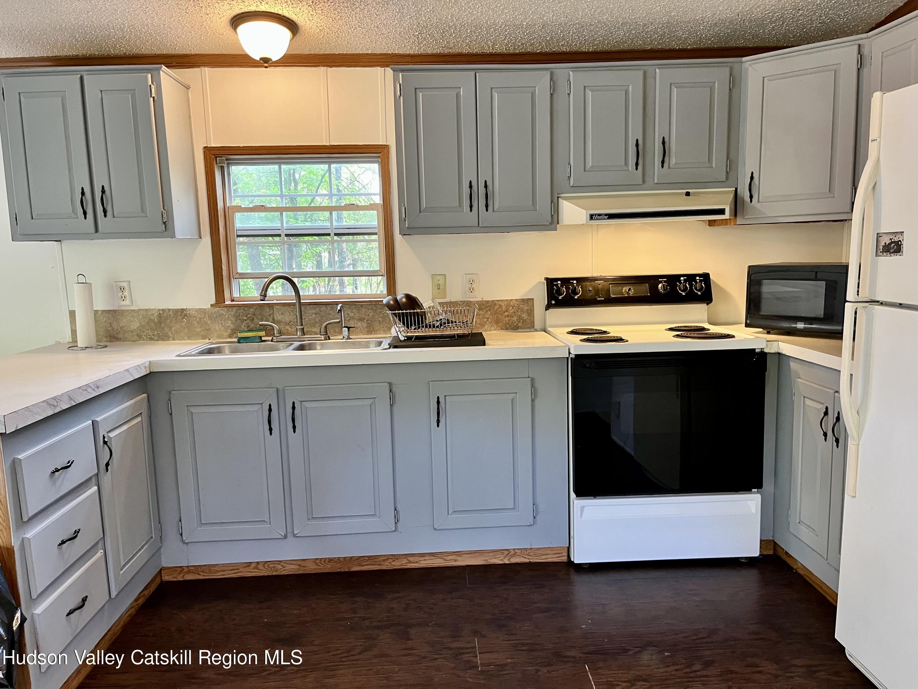 182 River Road, Unit CORNER SPRINGTOWN & RIVER Rosendale, NY 12561 - Photo 4 of 7 182 RR kitchen