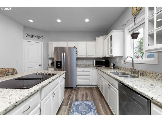 $670,000 | 860 Northeast Ventura Street, Roseburg, OR 97470