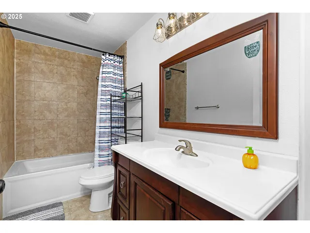 $670,000 | 860 Northeast Ventura Street, Roseburg, OR 97470