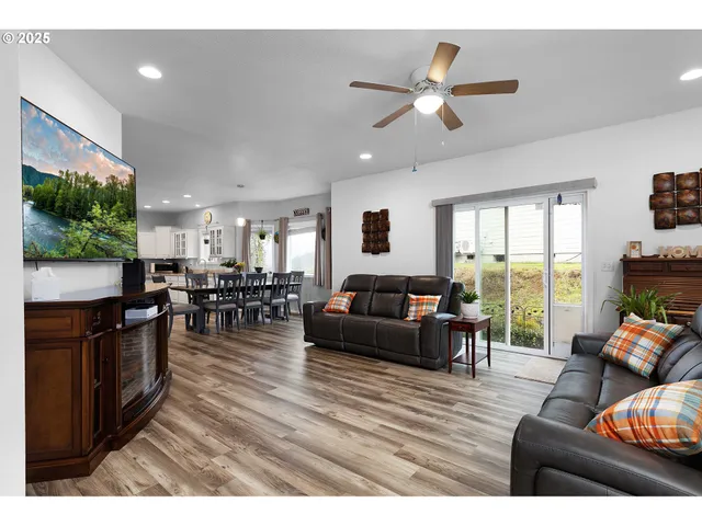 $670,000 | 860 Northeast Ventura Street, Roseburg, OR 97470