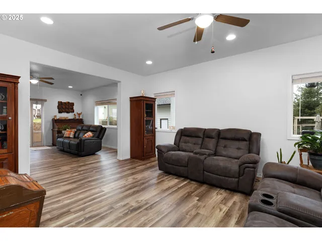 $670,000 | 860 Northeast Ventura Street, Roseburg, OR 97470