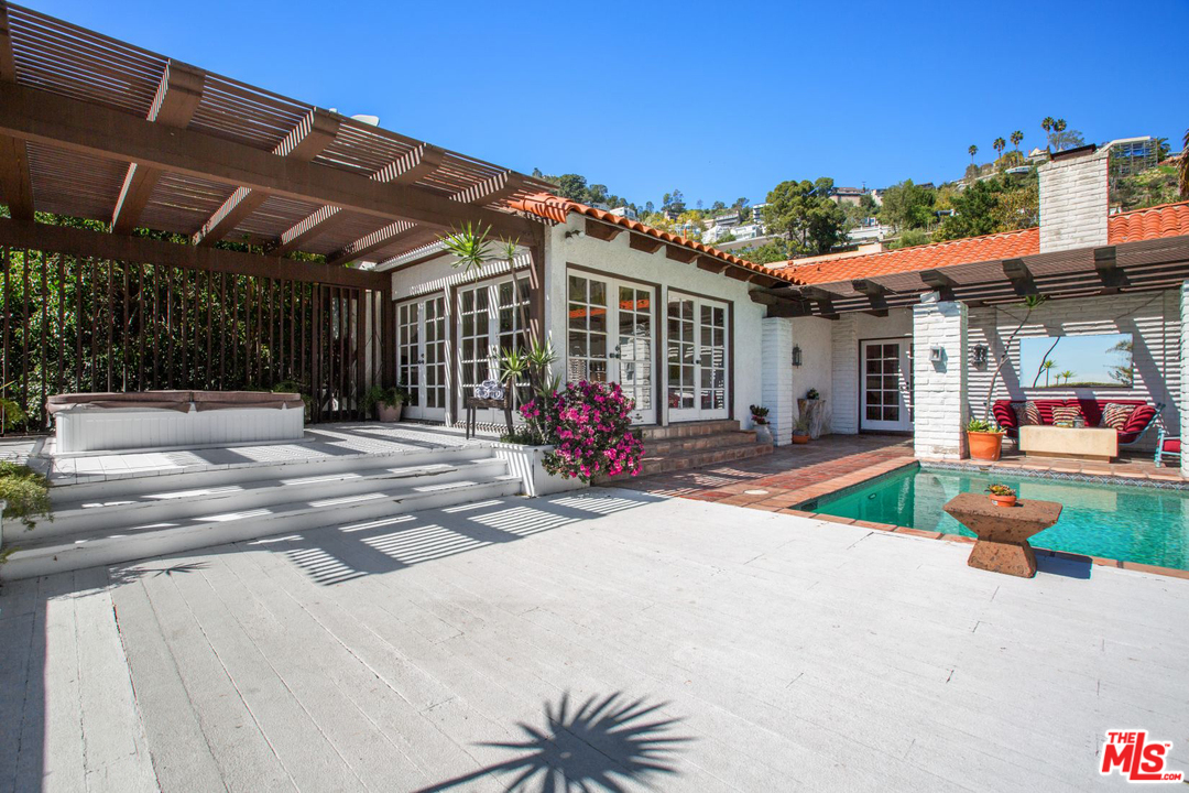 1707 Rising Glen Road Los Angeles, CA 90069 - Photo 2 of 33