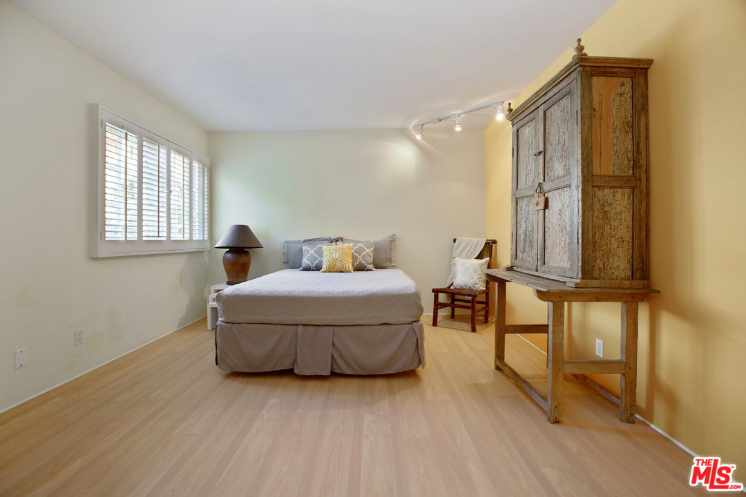 1707 Rising Glen Road Los Angeles, CA 90069 - Photo 19 of 33