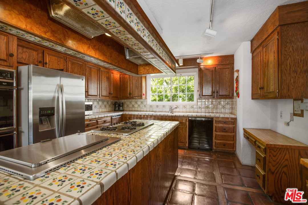 1707 Rising Glen Road Los Angeles, CA 90069 - Photo 8 of 33