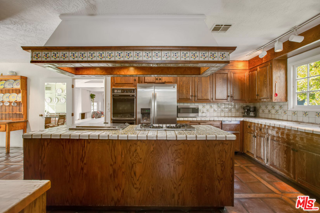 1707 Rising Glen Road Los Angeles, CA 90069 - Photo 9 of 33