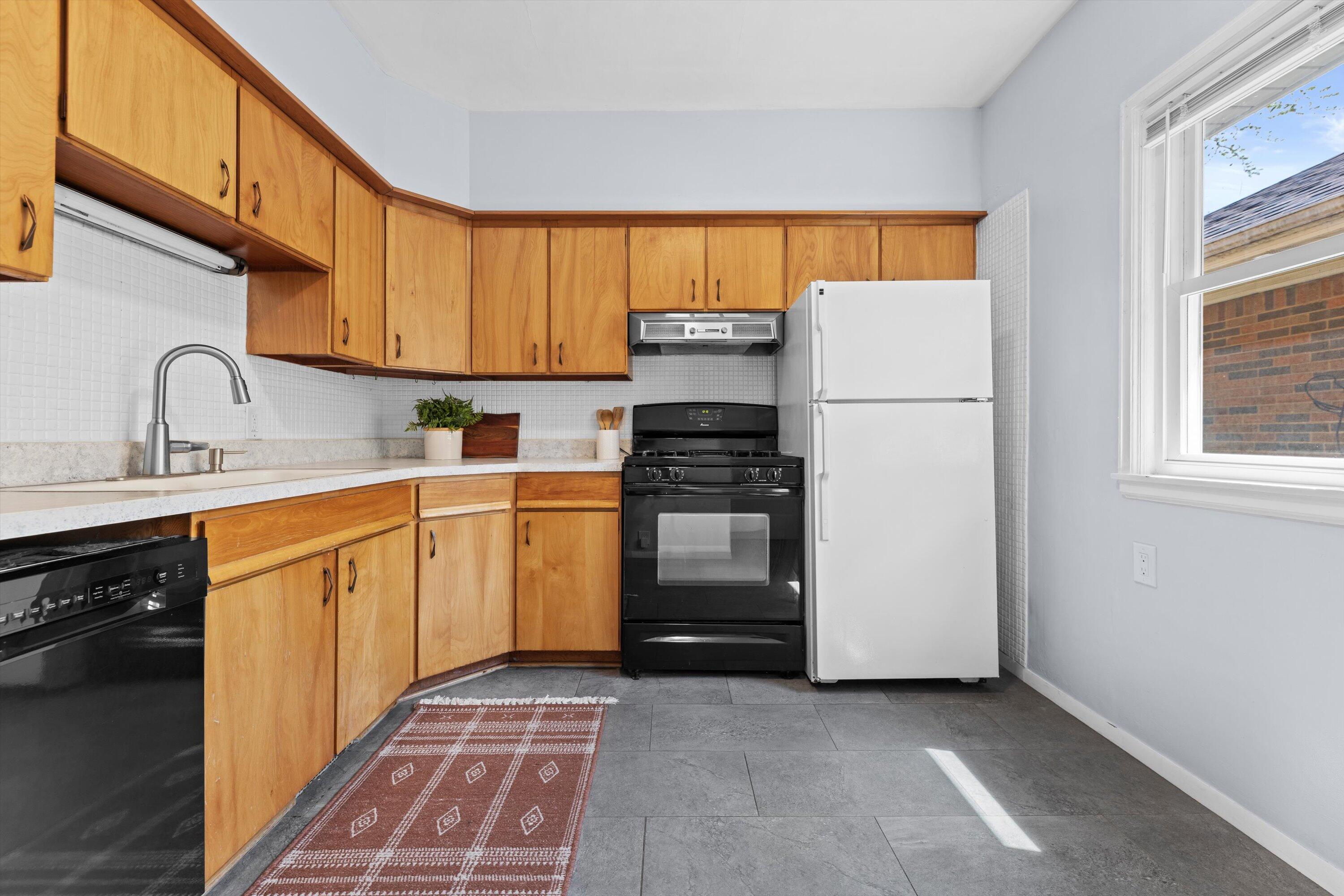 3058 North 74th Street Milwaukee, WI 53210 - Photo 10 of 24 Kitchen