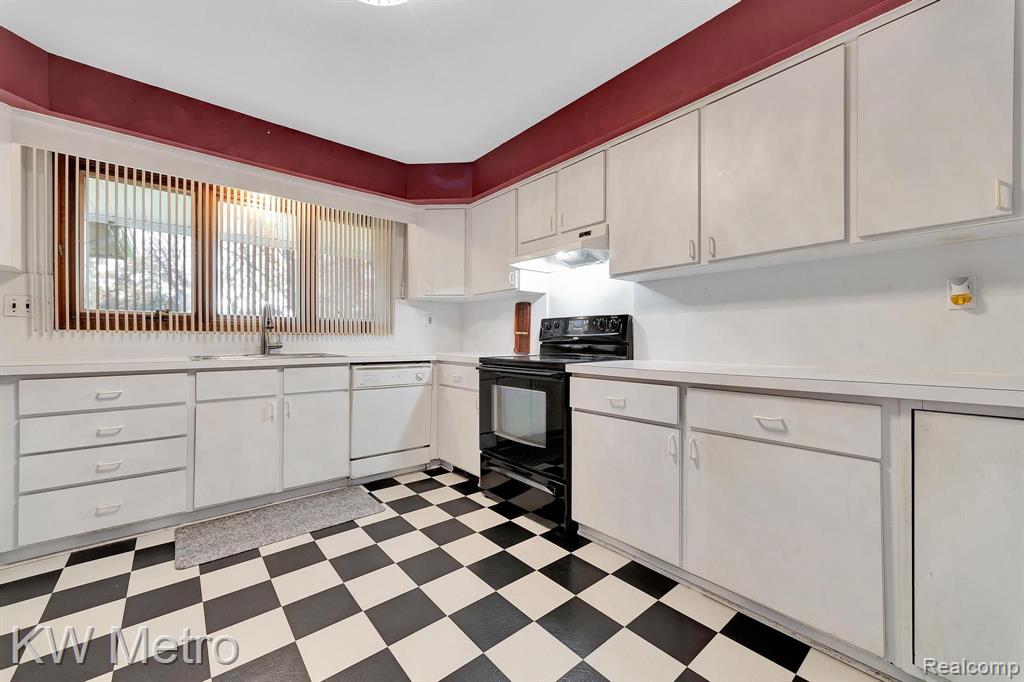 7380 Villamuer Road West Bloomfield, MI 48322 - Photo 20 of 59