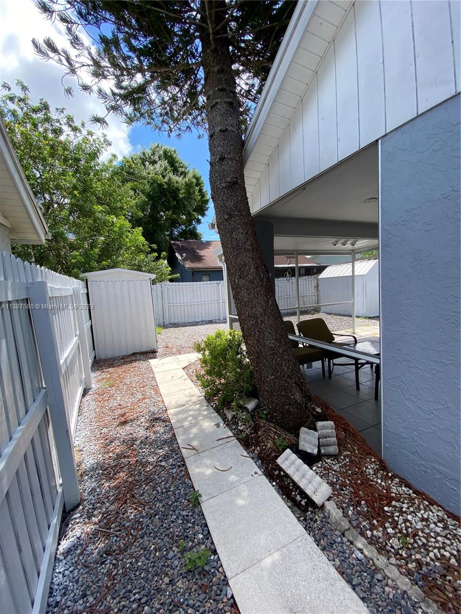 11652 Sunshine Pond Road Tampa, FL 33635 - Photo 31 of 39 a view of a backyard with sitting area