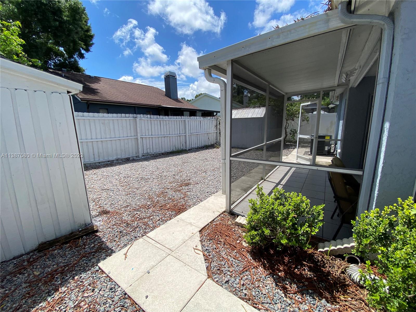 11652 Sunshine Pond Road Tampa, FL 33635 - Photo 32 of 39 a backyard of a house